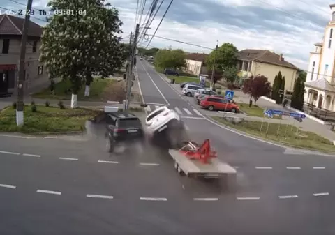 Accident în Timiş, surprins de camerele de supraveghere. O mașină este lovită puternic de un autoturism cu remorcă