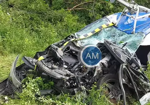 Mașină Google Street View lovită violent de tren și aruncată pe câmp la zeci de metri, la Butoiești, în Mehedinți