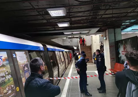 Circulație îngreunată la metrou, după ce o femeie a căzut pe șine în stația Piața Unirii