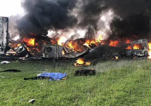 Un șofer de TIR a dispărut cu cabina și e de negăsit, după un accident cu 26 de morți în care remorca lui și un microbuz au luat foc, în Mexic