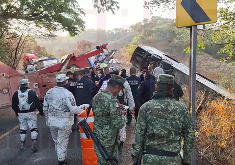 18 turiști au murit și 33 au fost răniți, în autocarul care-i ducea la plajă și care s-a răsturnat într-o râpă de 15 metri, în Mexic