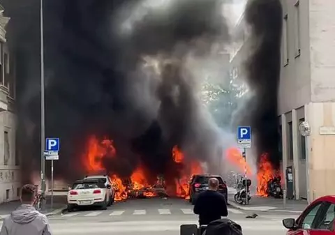 Explozie la Milano, lângă Porta Romana. O dubă cu butelii de oxigen a sărit în aer, mai multe mașini au luat foc. VIDEO