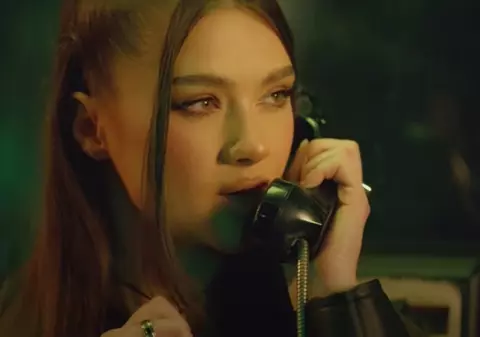 Cine e Misha Miller, cântăreața care domină topurile din România cu melodia „BAM BAM”