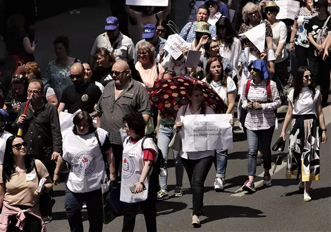 Mai știți ce fac profesorii voștri? „Cumpăr cărţi pe caiet”. Cum arată viaţa celor care azi ne învață copiii