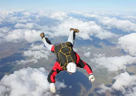 Un parașutist a scăpat cu viață după ce a sărit din avion și nu i s-a deschis parașuta. A căzut pe un câmp de panouri solare, în Germania