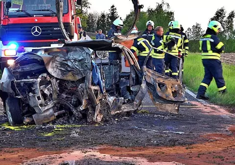 Pompierii au privit neputincioși cum șoferul arde la volan, mașina a luat foc în timpul operațiunii de salvare, pe o șosea din Germania