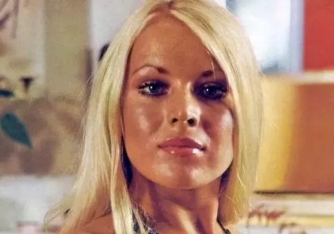 „Un criminal în serie a măcelărit fotomodelul Playboy”. O crimă nerezolvată de 50 de ani continuă să bântuie presa britanică