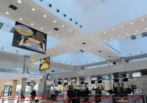 Un român fără bilet care forțase poarta de îmbarcare s-a aruncat de la balconul terminalului Plecări al aeroportului din Bari. A căzut peste un agent de securitate