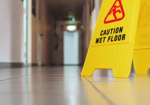 Un fast-food din Hollywood a fost obligat să-i plătească daune uriașe unui client care a alunecat la toaletă și s-a rănit grav