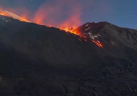 Toate zborurile de pe aeroportul din Catania, anulate de erupția vulcanului Etna. Cenușa vulcanică a ajuns pe pistă