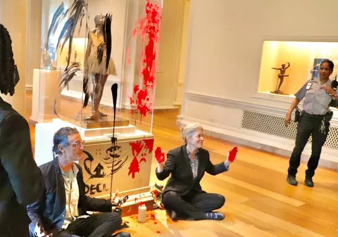 Doi activiști de mediu au fost arestați, după ce au vandalizat o statuie de Degas, expusă la Galeria Națională de Artă de la Washington. Ce riscă