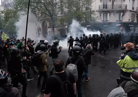 Proteste violente în Franța: 108 polițiști și jandarmi au fost răniți, aproape 300 de manifestanți, arestați