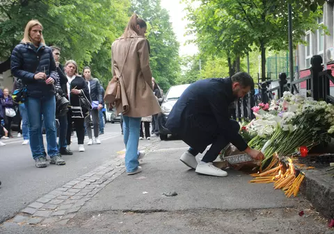 Mii de sârbi s-au adunat în fața școlii din Belgrad pentru a aduce un omagiu celor opt copii uciși de colegul lor