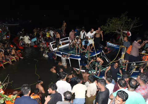 Cel puțin 22 de morți, între care patru copii, după ce o barcă supraîncărcată cu turiști s-a răsturnat, în India