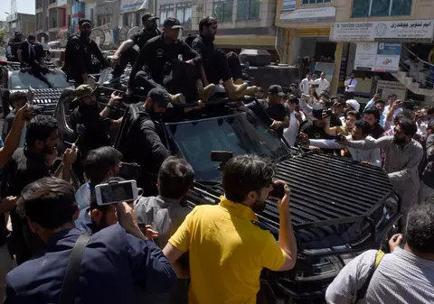 Fostul premier pakistanez Imran Khan, arestat de zeci de mascați în fața unui tribunal din Islamabad