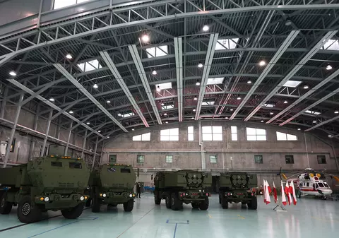 Polonia a primit primul lot de lansatoare de rachete HIMARS de fabricaţie americană, pe care îl va desfășura în apropierea graniței cu Rusia
