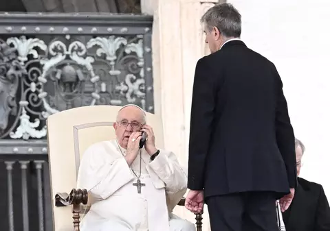 Papa Francisc a întrerupt audienţa din Piaţa Sfântul Petru pentru a răspunde la telefon