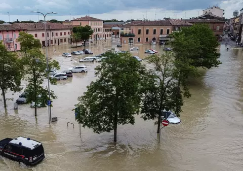 23 de râuri ieșite din matcă, 280 de alunecări de teren, 400 de drumuri blocate și 20.000 de oameni evacuați, în nordul inundat al Italiei