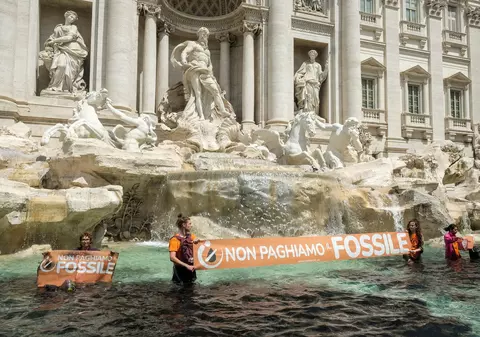 Activiștii de mediu au înnegrit apa din Fontana di Trevi. „Țara noastră este pe moarte”
