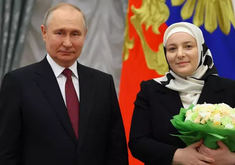 Una dintre cele trei soții ale liderului cecen Ramzan Kadîrov a primit din partea lui Vladimir Putin medalia de „mamă eroină”