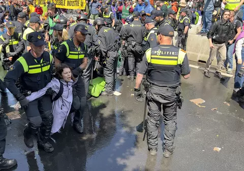1.500 de activiști climatici au fost arestați la Haga, după ce au blocat o autostradă. Poliția a reținut inclusiv o vedetă din Game of Thrones