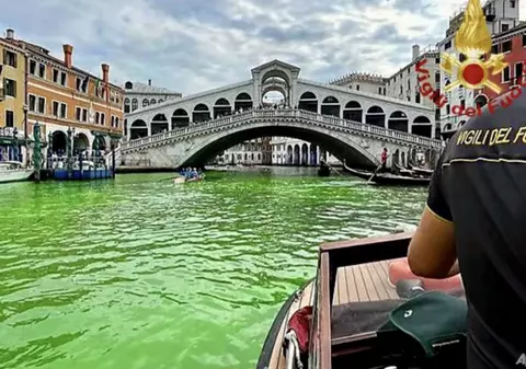 Apa Marelui Canal din Veneția s-a colorat în verde fosforescent. Polițiștii italieni au deschis o anchetă