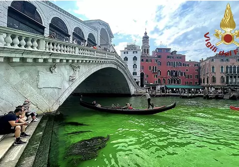 Misterul privind colorarea în verde fosforescent a apei Marelui Canal din Veneția a fost elucidat de autorități