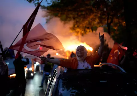 Susținătorii lui Erdogan au ieșit să sărbătorească în stradă înainte ca acesta să-și revendice victoria, siguri de avansul liderului turc