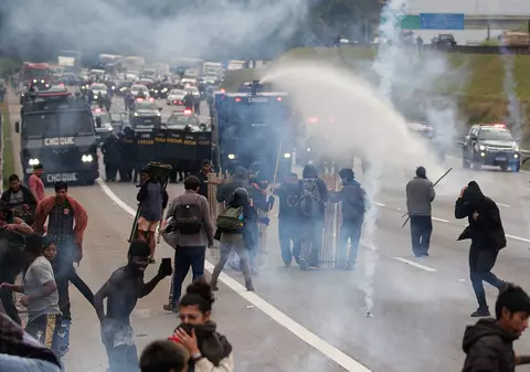 Indigenii au blocat o autostradă din Brazilia, în semn de protest față de o lege care le restrânge drepturile. Poliția militară a intervenit în forță