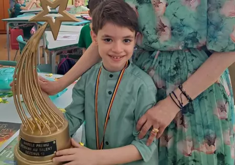 Rareș Prisacariu a dus la școală, în Botoșani, trofeul de la „Românii au talent”. Cum l-au primit colegii și învățătoarele pe câștigător