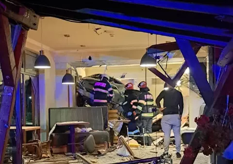 Un șofer de 19 ani a intrat cu mașina în mijlocul unui restaurant din județul Cluj. FOTO