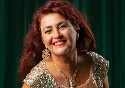 Imagini emoționante de la priveghiul Ronei Hartner, din Franța: „Biserica era plină de prieteni și muzicieni”. Obiectul care a atras atenția tuturor