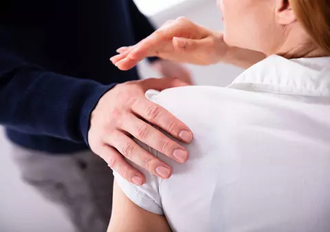 Verdict în cazul profesorului din Dolj care a invitat o elevă să dea testul de istorie la el acasă, „cu picioarele desfăcute”