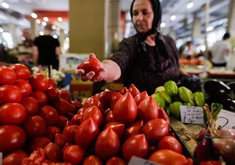 Cum se vede prețul roșiilor românești de cele două părți ale tarabei. Producători: „Pentru noi, e mic, pentru consumatori, mare. De la 1 iunie vor fi 5 lei”