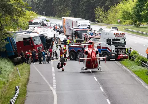 Șofer român de TIR șocat când a coborât din cabină, un autocar a intrat în camionul lui cu 100 km/h, în Slovacia. Un mort și 59 de răniți