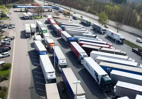 Un șofer român de TIR a fost bătut de un coleg român care tocmai îi lovise camionul cu duba, în timp ce parca într-o zonă de odihnă din Germania