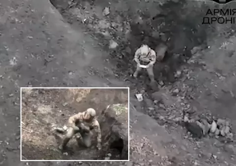 Un soldat rus a fost filmat când se roagă să nu fie bombardat în tranșee. Ce mesaj i-au trimis cu drona soldații ucraineni