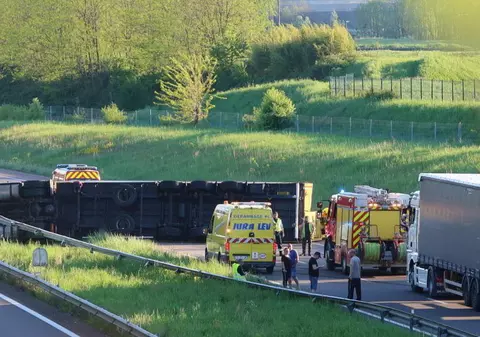 Un șofer român a fost salvat de alți participanți la trafic, după ce s-a răsturnat cu TIR-ul pe o autostradă din Franța