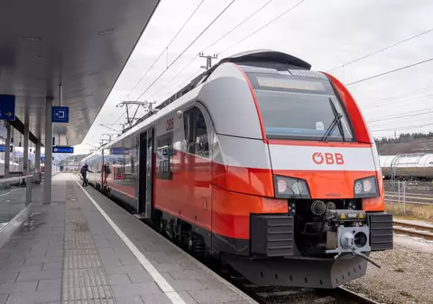 Vocea lui Hitler și saluturile naziste au răsunat în difuzoarele unui tren austriac. Cum explică serviciul feroviar incidentul