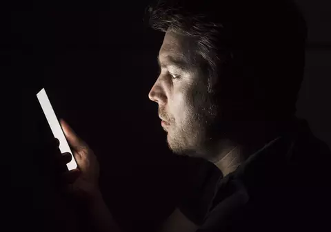 Un bărbat din Ilfov a reușit să strângă peste 100.000 de euro prin metoda „Tinder Swindler". Cum își păcălea „victimele"