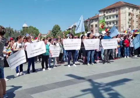 Protest cu „O lume minunată”. La Craiova, profesorii îi cântă lui Iohannis melodia interpretată de un cor de copii președintelui