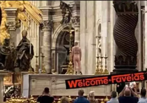 Un bărbat s-a urcat dezbrăcat pe altarul din Catedrala Sfântul Petru din Vatican pentru a protesta față de războiul din Ucraina