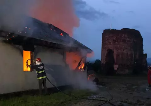 Incendiu puternic, provocat de un fulger, la un schit din Neamț. A ars capela și mai multe icoane