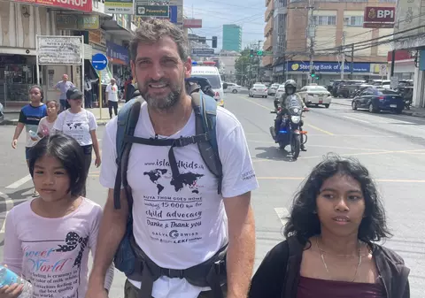 Motivul pentru care un elvețian a mers pe jos de la Berna în Filipine. Cât a durat drumul