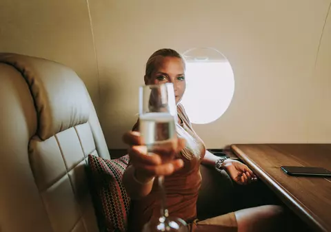 Cehia interzice băuturile alcoolice în avioanele guvernamentale, în urma unui scandal de hărțuire sexuală