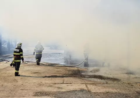 Incendiu la un bloc de garsoniere din Râmnicu Vâlcea. Locatarii, evacuați, după ce două etaje au fost inundate cu fum