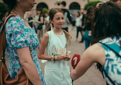 Fetița care a emoționat Serbia: Nina vinde gogoși pe stradă, la Novi Sad, pentru a strânge bani pentru tratamentul tatălui ei bolnav