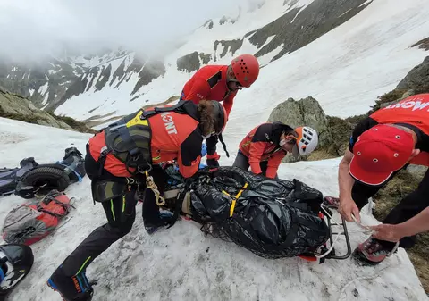 Un bărbat din Sibiu a fost găsit mort în sacul de dormit, în Munții Făgăraș