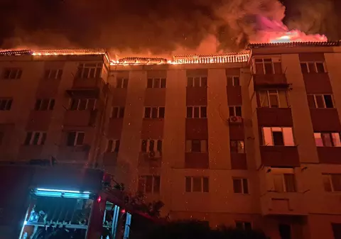 Incendiu puternic la Bârlad. Acoperișul unui bloc de locuințe a ars ca o torță. Peste 300 de oameni, evacuați. VIDEO