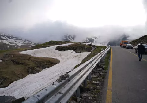 Traficul rutier pe Transalpina, redeschis de vineri. Condițiile în care se va putea circula